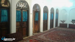 نمای داخل اتاق هفت دری اقامتگاه بوم گردی شجاع نظام - گلپایگان - اصفهان